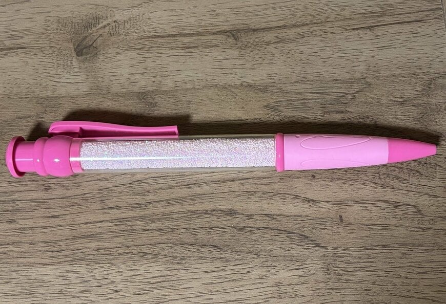 筆者撮影（ダイソー、ジャンボボールペン（ブルー、ピンク、イエロー、ラメ入））