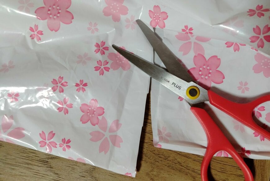 筆者撮影（ダイソー、ビニール 和柄風呂敷（さくら柄 5枚 90×90cm））