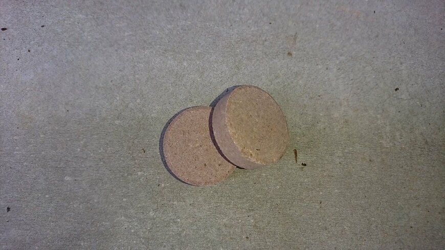 レモンの肥料。置くだけなので手軽。（LIMO編集部）