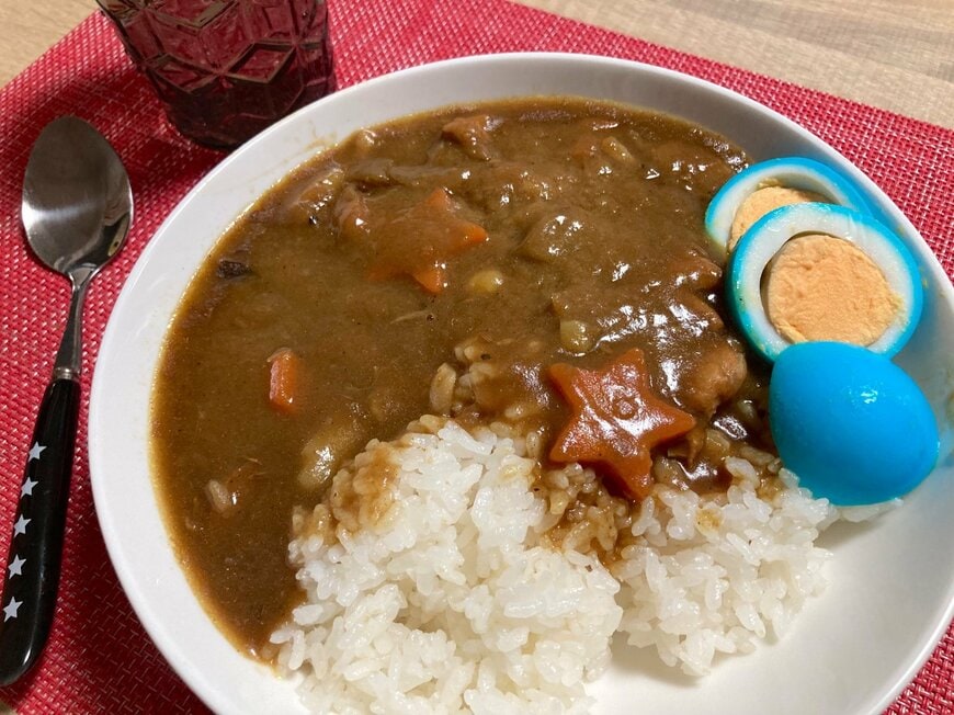 青色に染めた卵とカレー