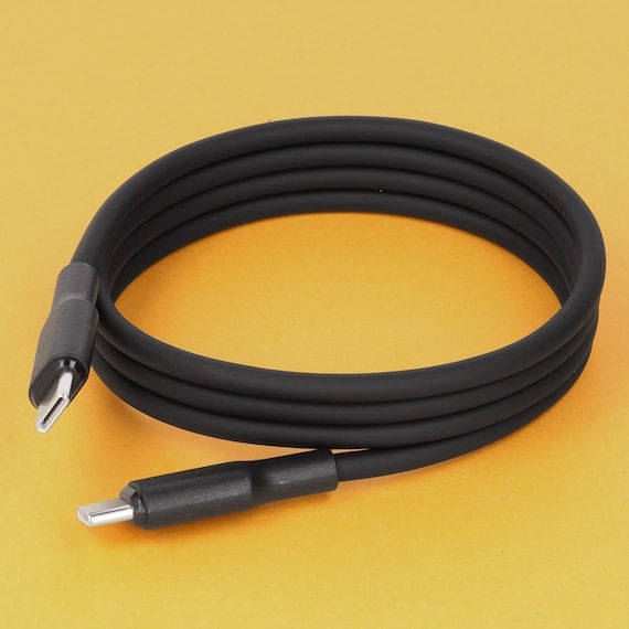 出所：ニトリ公式通販ニトリネット　磁石でまとまるケーブル