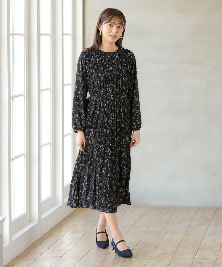 ハニーズ、プリーツ使いワンピース（クロ花柄）着用例の画像