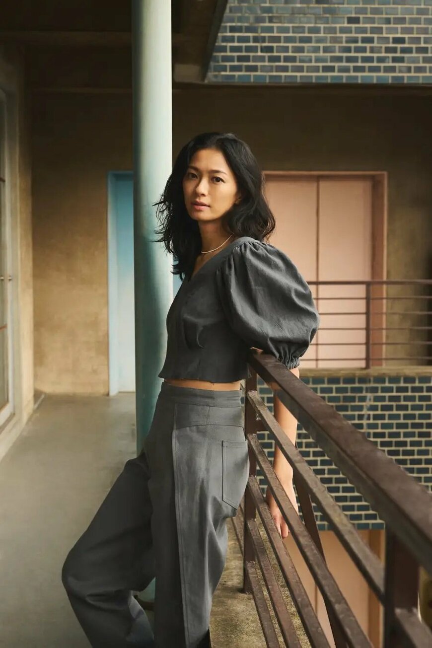 引き締まったウエストがちらっと見える榮倉奈々