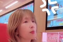 【33歳差カップル】59歳彼女が25歳彼氏にご立腹　まさかの理由に「仲良しでほほえましい」