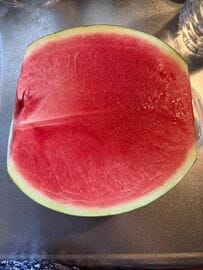 「初めて育てたスイカ」を切ったら種がない　美味しそうな見た目がまるで「真っ赤な宝石箱」のよう