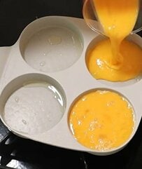 「かわいいし絶対おいしい」一見オムライスのように見えるチャーハンを活用したタッパー弁当。卵のおいしさを味わえるお弁当の作り方