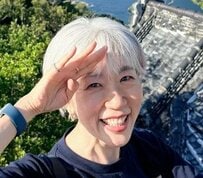 【50代マダム】白のワイドパンツが主役の「旅コーデ」が素敵！ロゴ入り黒Tシャツでほどよくカジュアルに