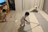 2歳双子が揃って「床掃除をする姿」がかわいい　まるで小さなお掃除ロボのような光景に反響