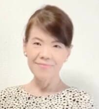 【60代マダム】ダルメシアン柄の「ワンピース」で大人カジュアルコーデ！赤セーターの組み合わせがおしゃれ