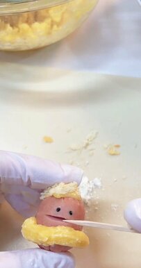 高校生男子＆旦那に作った「浮き輪ソーセー人入りの焼き鳥丼弁当」が超可愛い！