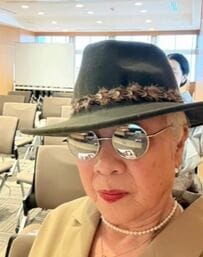 「雑誌の表紙みたい」72歳マダムが着こなすオールインワンコーデ。赤のスカーフをアクセントに活用したスタイリングの手順とコーディネートの仕上がり