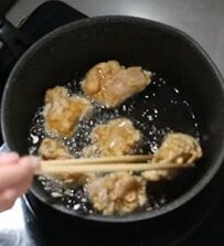 【お弁当ハック】定番に飽きた日に作る〈エスニック弁当〉。食欲をそそる唐揚げやそば飯に、ナンプラーと梅干しを合わせる、いつもと気分を変えたい日にぴったりな実用的アイデア