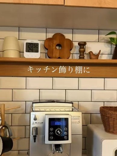 変身前のキッチンの飾り棚