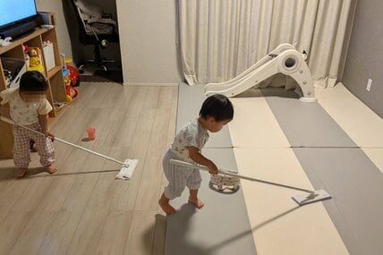 2歳双子が揃って「床掃除をする姿」がかわいい　まるで小さなお掃除ロボのような光景に反響