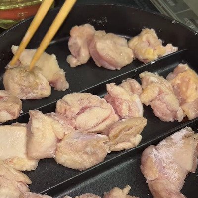妻が夫に作る【鶏と野菜の黒酢あん弁当】KALDIの黒酢あんが絡んだ鶏もも肉と根菜が美味しそう