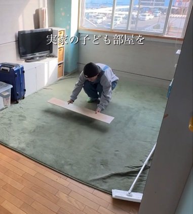 「これは喜びますよ」夫の実家の〈古い子ども部屋〉→フロアタイルを敷くだけのDIYで「明るく快適な空間」に雰囲気ガラリ！