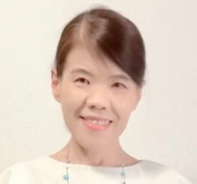 【60代マダム】「ふんわりブラウス×デニム」の上品な大人カジュアルコーデを披露「可愛い！」「軽やかで素敵」の声