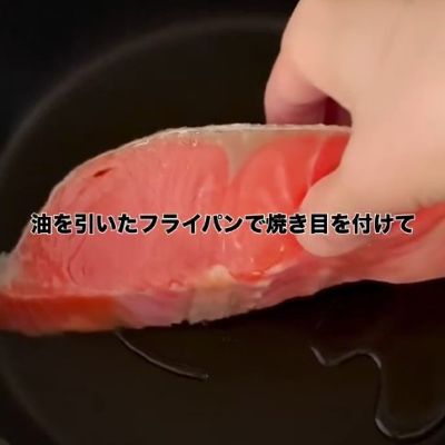 【夫弁当】ふっくら蒸し焼きにした焼き鮭が一切れドーン！筍ご飯や野菜の副菜、お花の形の卵焼きなどおかずがたっぷりで豪華
