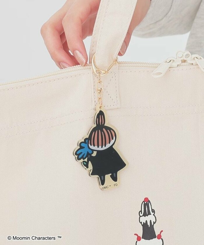 青い花を持った後ろ姿がたまらなくかわいいですね