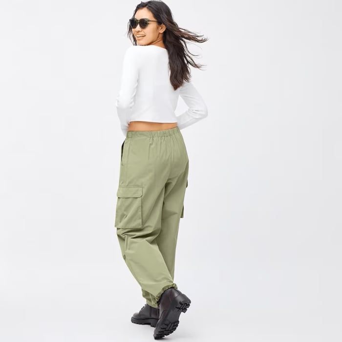 ウエストはゴムに加えドローストリングが入っているため、好みの腰の高さで履けるのもポイント