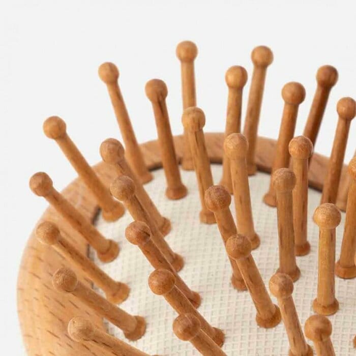 丸いピン先が頭皮をやさしくマッサージしながら髪をとかせます