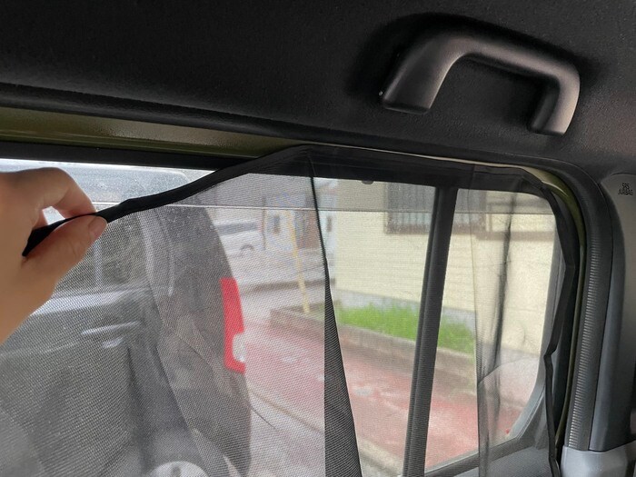 後部座席に取り付けられた車用カーテン