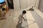 2歳双子が揃って「床掃除をする姿」がかわいい　まるで小さなお掃除ロボのような光景に反響