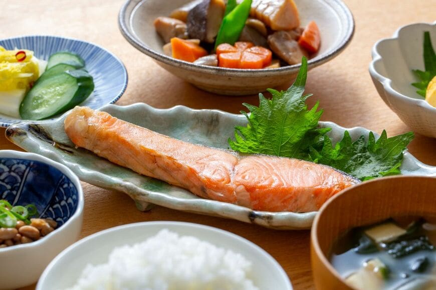 【65歳以上無職夫婦の生活費】毎月の赤字が4.2万円に拡大！「1万品目値上げ」が直撃する家計収支のリアル