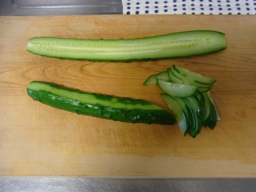 きゅうりの皮をしま模様にむき、写真のように切る