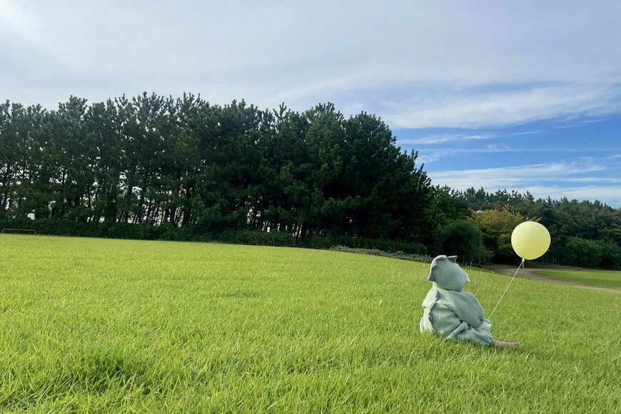 大草原に降臨した1歳ほやほやの「ミニ恐竜」の可愛すぎるショットが話題