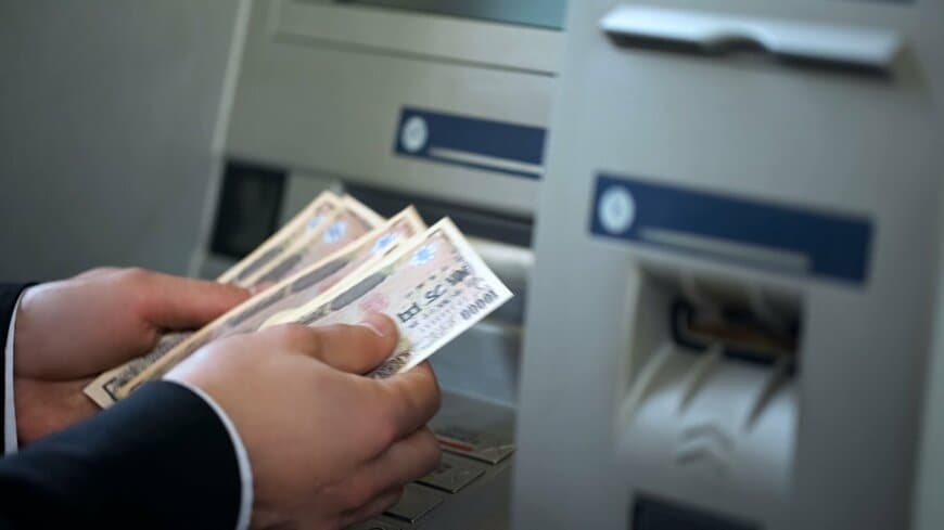 【親の口座凍結】死亡届を出したら止まるは本当？止まるのは銀行への連絡、葬儀代は1つの金融機関から「150万円」まで