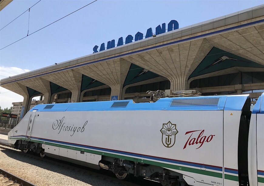 首都タシケントとサマルカンドを結ぶウズベキスタン鉄道の特急アフラシャブ号（筆者撮影、以下同）