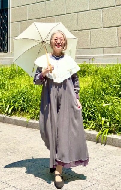 【76歳マダム】「ワンピース＆つけ襟コーデ」がハイセンス！「顔周りが華やか」「名案ですね」の声