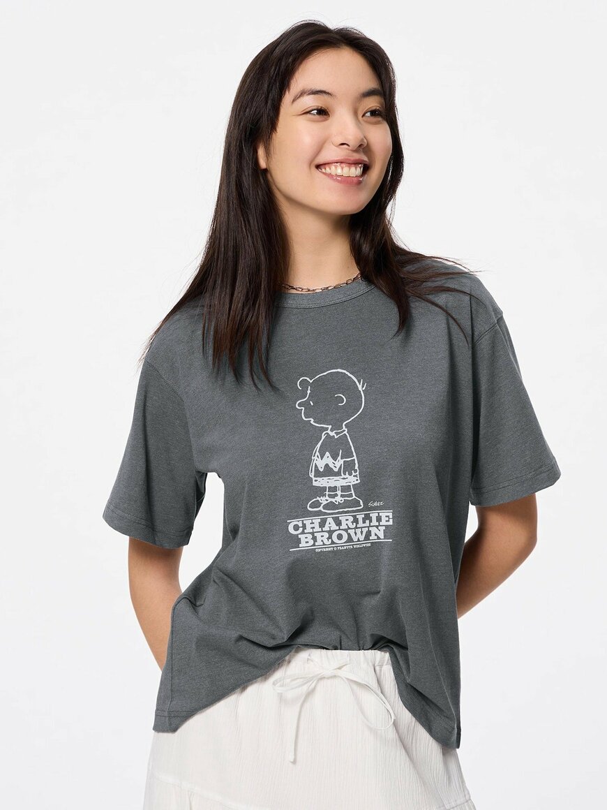 出所:GU公式 グラフィックT Peanuts+E 08 DARK GRAY