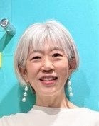 【50代マダム】コントラストが美しい「ホワイト×ブルーコーデ」　まるで映画の世界に入り込んだようなスタイリッシュな着こなし
