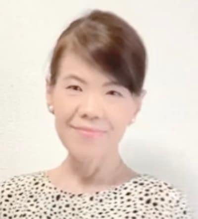 【60代マダム】ダルメシアン柄の「ワンピース」で大人カジュアルコーデ！赤セーターの組み合わせがおしゃれ