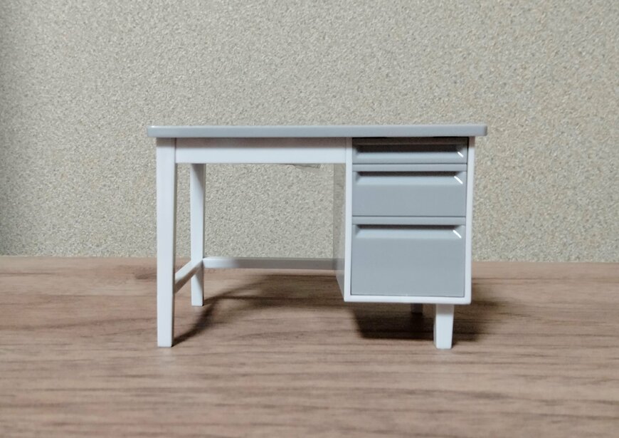 筆者撮影（セリア、ミニチュア 事務机）