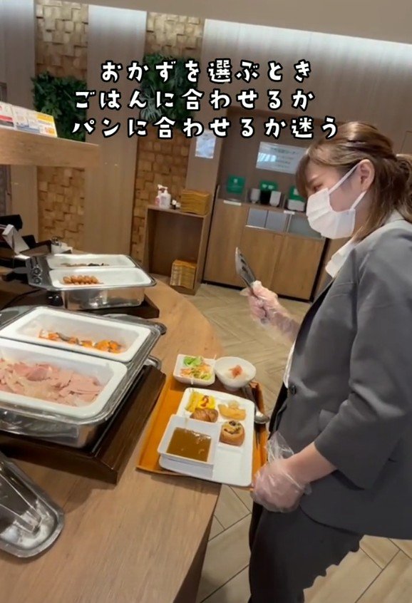 出所：@superhotel_official「スーパーホテルがお届けするホテルあるある朝食ver.」