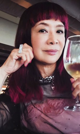 【69歳マダム】淡いピンクが映えるラグジュアリーな「ホテルコーデ」がおしゃれ！甘辛な着こなしに「素敵な雰囲気」「ラグジュアリーが似合う！」の声
