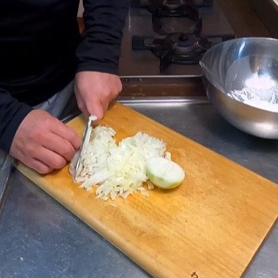 「これは絶対に美味しい！」父ちゃんが作る【チーズハンバーグ弁当】ご飯の上にチーズがとろけたハンバーグをドドン！豪快なのっけ弁当がたまらない