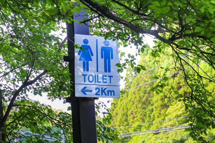 トイレの方向を示す案内看板