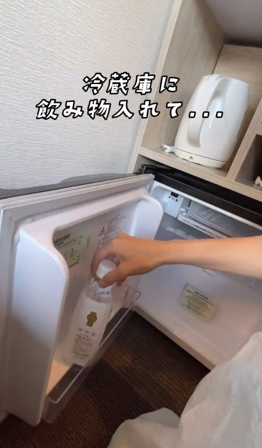 冷蔵庫に飲み物を入れる様子