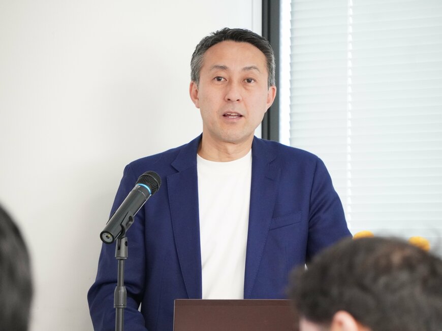 スピーチをする男性の写真