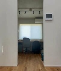 【DIY術】何もない壁に回転式の家具を活用して「隠し扉」を設置。扉自体を掃除用具入れにして生活感を目隠しし、見せる収納と両立させて空間を有効に使う工夫