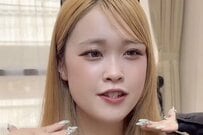 ハイトーンカラーの女性が「切りっぱなしボブ」に挑戦　大胆イメチェンに「全然違う！」