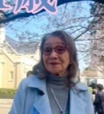 【91歳マダム】が着こなす『トレンチコートコーデ』　横浜での散歩姿に見惚れる！「桜に映えてる」「スタイル抜群」と大反響