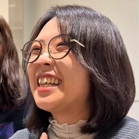 キタニタツヤのような髪型になりたい女性が「くるくるボブパーマ」で印象チェンジ　本人も「可愛い」と満足気