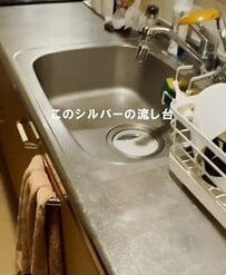 「これいいかも！」生活感を放つ〈賃貸住宅の銀色の台所〉→シート貼るだけDIYで〈シックなコンクリ風キッチン〉に大変身！