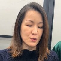 【大変身】ミディアムヘアの女性が「輪郭に合うくびれショート」で大胆イメチェン！