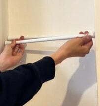 【100均DIY】収納不足の悩みをダイソーの突っ張り棒やS字フックでカバー。カモイフックと組み合わせデッドスペースを活用し、家中の隙間に収納を増やす手軽な工夫